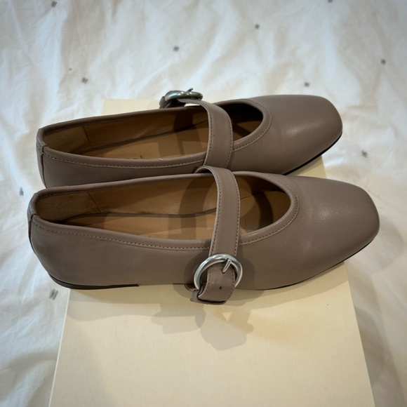 Maguire Aveiro Flats - Picture 4 of 5